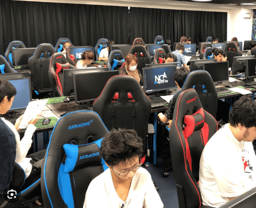 学生が制作に取り組む教室風景