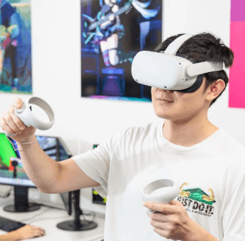 白いVRヘッドセットとコントローラーを使う学生