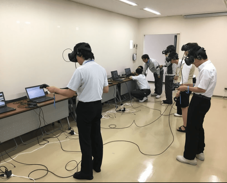 VR機器を装着して危険体感教育を体験する参加者